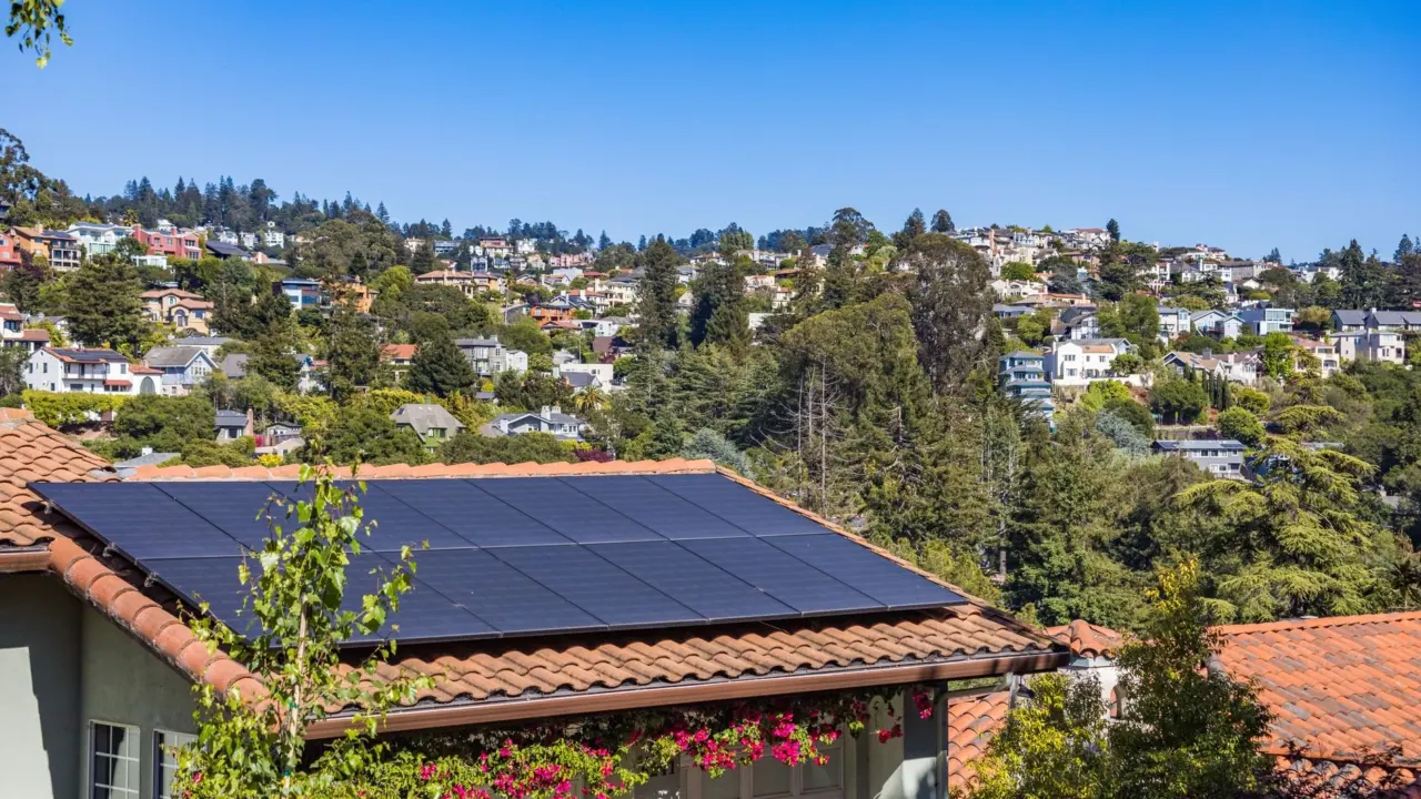 how do solar panels work on a house