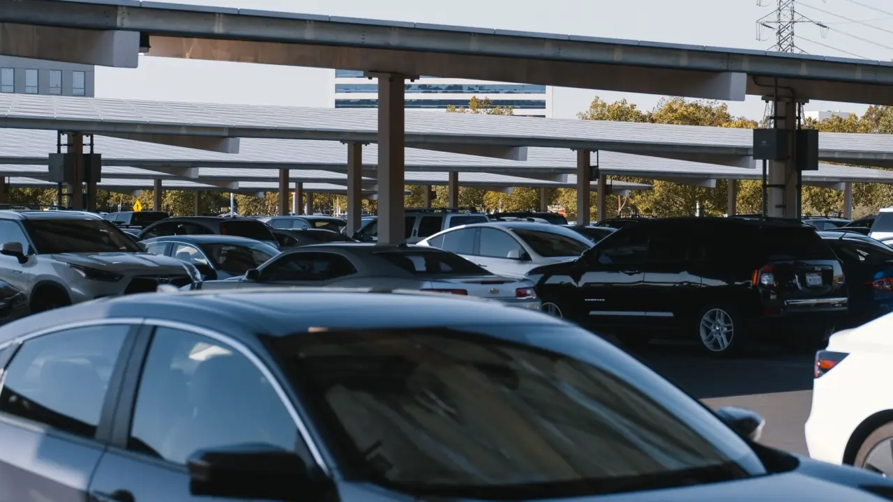 Hybrid vs Electric Cars: How To Choose The Right One For You In 2026